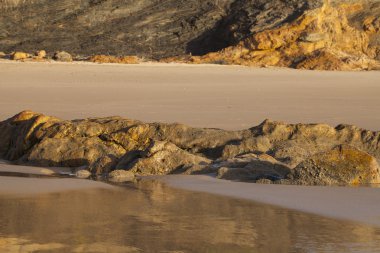 Yüksek gelgit içinde wild coast, Atlas Okyanusu'nda Portekiz.