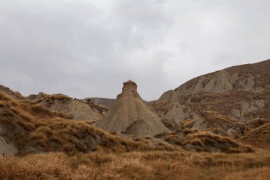 Calanchi İtalya 'nın Basilicata şehrinde, üzerinde küçük tarım arazileri bulunan eşsiz beyaz kil 