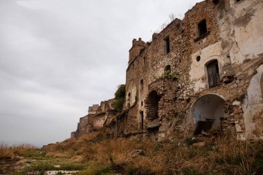 Craco, İtalya 'nın Basilicata şehrinde bulunan ünlü bir hayalet kasabadır. Birkaç deprem toprak kaymasına yol açtıktan sonra halk evi terk etti. Yamaçlardaki evler kayarak yıkıldı..
