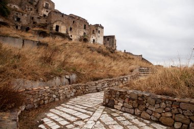 Craco, İtalya 'nın Basilicata şehrinde bulunan ünlü bir hayalet kasabadır. Birkaç deprem toprak kaymasına yol açtıktan sonra halk evi terk etti. Yamaçlardaki evler kayarak yıkıldı..