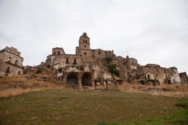 Craco, İtalya 'nın Basilicata şehrinde bulunan ünlü bir hayalet kasabadır. Birkaç deprem toprak kaymasına yol açtıktan sonra halk evi terk etti. Yamaçlardaki evler kayarak yıkıldı..
