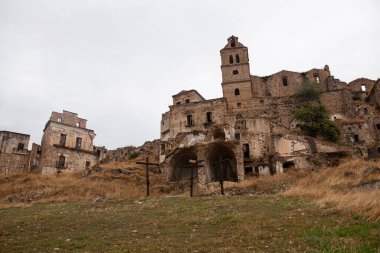 Craco, İtalya 'nın Basilicata şehrinde bulunan ünlü bir hayalet kasabadır. Birkaç deprem toprak kaymasına yol açtıktan sonra halk evi terk etti. Yamaçlardaki evler kayarak yıkıldı..