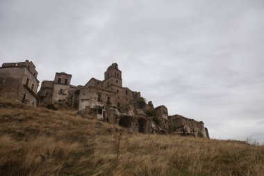 Craco, İtalya 'nın Basilicata şehrinde bulunan ünlü bir hayalet kasabadır. Birkaç deprem toprak kaymasına yol açtıktan sonra halk evi terk etti. Yamaçlardaki evler kayarak yıkıldı..