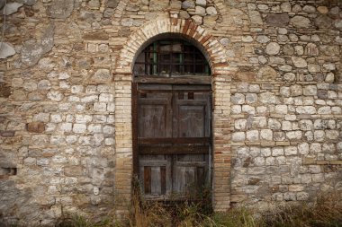Craco hayalet kasabasındaki eski kapılar. İtalya 'nın Basilicata bölgesinde meydana gelen depremler sonrasında terk edilen doğa, şimdi bu tarihi yerleşim alanının kalıntılarını geri istiyor..
