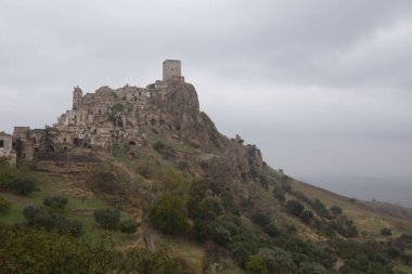Craco, İtalya 'nın Basilicata şehrinde bulunan ünlü bir hayalet kasabadır. Birkaç deprem toprak kaymasına yol açtıktan sonra halk evi terk etti. Yamaçlardaki evler kayarak yıkıldı..