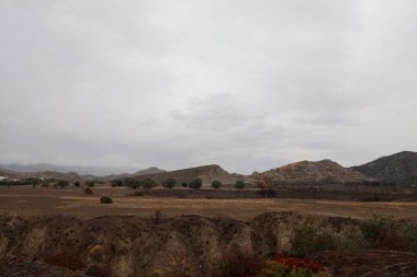 Calanchi İtalya 'nın Basilicata şehrinde, üzerinde küçük tarım arazileri bulunan eşsiz beyaz kil 