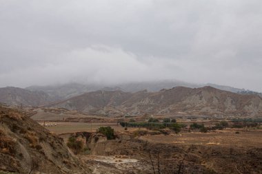 Calanchi İtalya 'nın Basilicata şehrinde, üzerinde küçük tarım arazileri bulunan eşsiz beyaz kil 