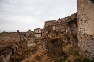 Craco, İtalya 'nın Basilicata şehrinde bulunan ünlü bir hayalet kasabadır. Birkaç deprem toprak kaymasına yol açtıktan sonra halk evi terk etti. Yamaçlardaki evler kayarak yıkıldı..