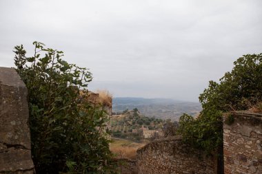 Craco, İtalya 'nın Basilicata şehrinde bulunan ünlü bir hayalet kasabadır. Birkaç deprem toprak kaymasına yol açtıktan sonra halk evi terk etti. Yamaçlardaki evler kayarak yıkıldı..