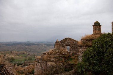 Craco, İtalya 'nın Basilicata şehrinde bulunan ünlü bir hayalet kasabadır. Birkaç deprem toprak kaymasına yol açtıktan sonra halk evi terk etti. Yamaçlardaki evler kayarak yıkıldı..