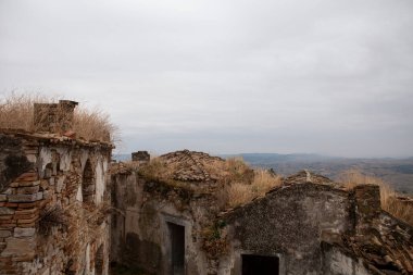 Craco, İtalya 'nın Basilicata şehrinde bulunan ünlü bir hayalet kasabadır. Birkaç deprem toprak kaymasına yol açtıktan sonra halk evi terk etti. Yamaçlardaki evler kayarak yıkıldı..