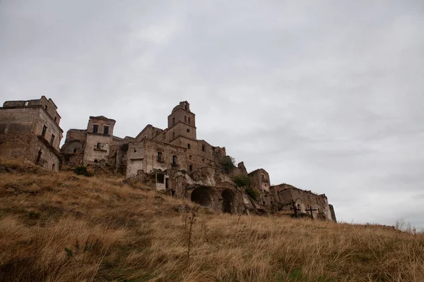 Craco, İtalya 'nın Basilicata şehrinde bulunan ünlü bir hayalet kasabadır. Birkaç deprem toprak kaymasına yol açtıktan sonra halk evi terk etti. Yamaçlardaki evler kayarak yıkıldı..