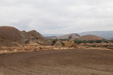 Calanchi İtalya 'nın Basilicata şehrinde, üzerinde küçük tarım arazileri bulunan eşsiz beyaz kil 