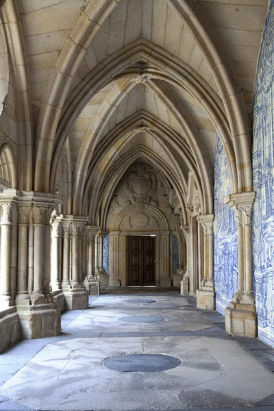 Cloister gallery of Se Cathedral in Porto, Portugal. — Stock Photo, Image