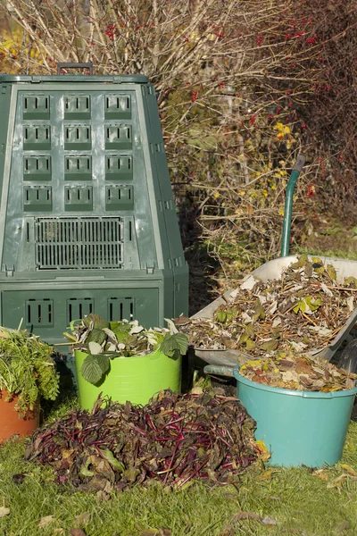 Bir sonbahar bahçesinde kompost.