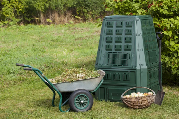秋の庭で堆肥を施すこと — ストック写真
