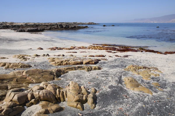 De kust van de Indische Oceaan in de buurt van Mirbat, Dhofar, Oman. — Stockfoto