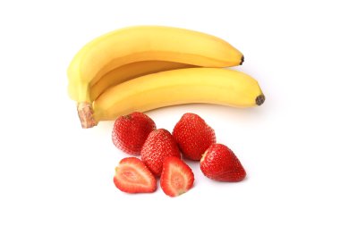 muz ve çilek beyaz zemin üzerine izole