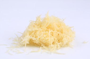 Beyaz arka planda rendelenmiş peynir