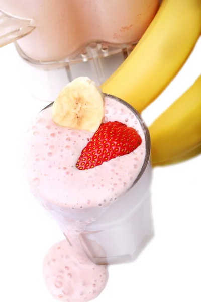 Smoothie banane et fraise sur fond blanc — Photo