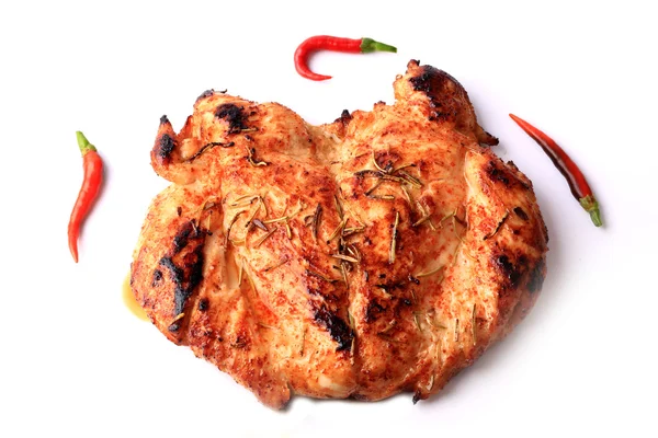 흰색 배경 다이어트 피트 니스 건강 한 라이프 스타일에 고립 된 칠리 페 퍼와 구운된 닭 가슴살 — 스톡 사진
