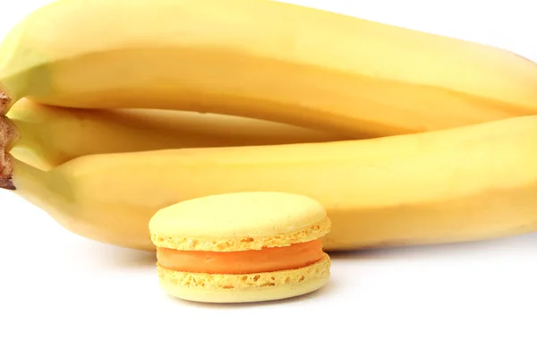 Банан и макарон изолированы на белом фоне — стоковое фото