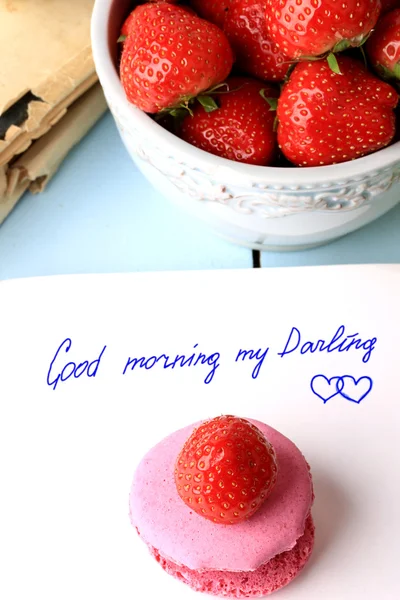 Desayuno macarrones y fresas mensaje de amor buenos días San Valentín, letras de la mano del día de la madre —  Fotos de Stock
