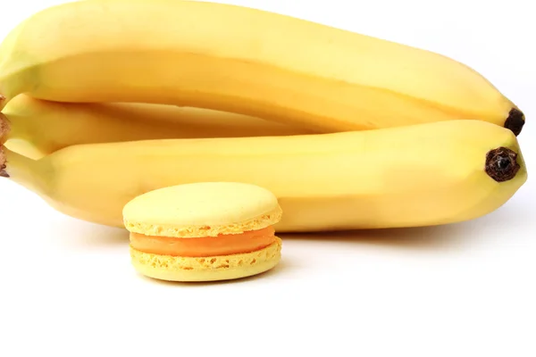 Banane et macaron isolés sur fond blanc — Photo