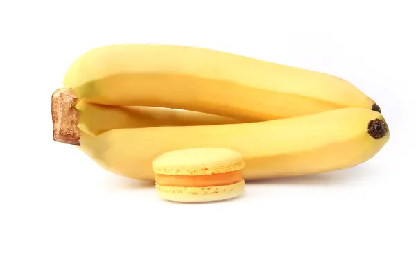 Banane et macaron isolés sur fond blanc — Photo