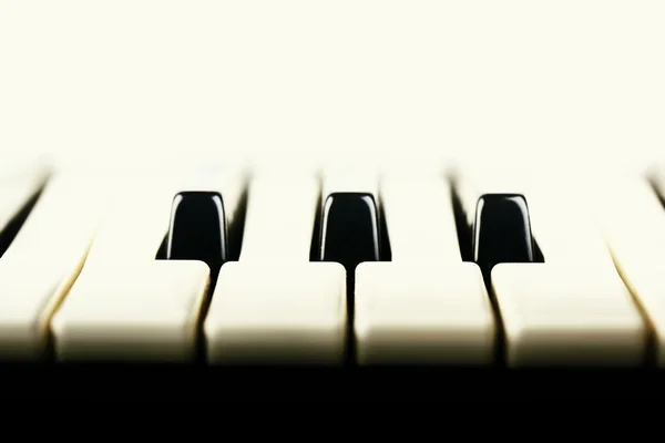 Клавиши пианино ретро винтажный стиль музыкальный фон — стоковое фото