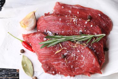 Baharatlar tuz biber sarımsak rosemary ile çiğ et parçası