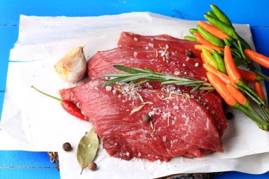 Baharatlar tuz biber sarımsak rosemary ile çiğ et parçası