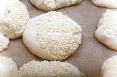  hamur ev pişirme gelen susam ile çiğ ekmek buns