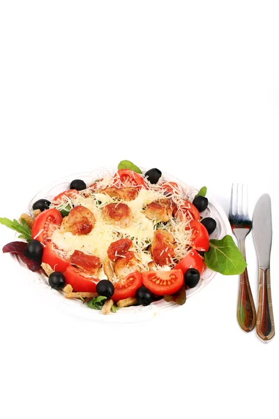 Poulet maison salade César olives noires fromage laitue tomate croûtons isolés sur fond blanc — Photo