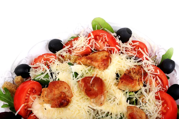 Домашняя курица Салат Цезарь черный оливки салат оливки сыр салат томатный гренки изолированы на белом фоне — стоковое фото