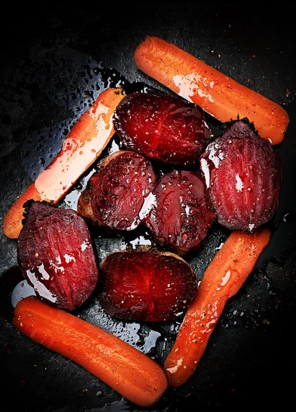 Sayuran panggang bit wortel latar belakang gelap selektif fokus toning gaya lama pedesaan — Stok Foto