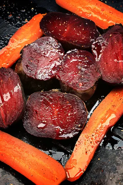 Roasted vegetables beets carrots dark background selective focus toning rustic old style — Stock Photo, Image