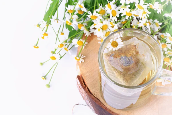 Heřmánkový čaj bylinný lék — Stock fotografie