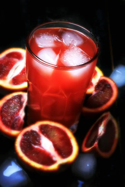 Jus frais d'oranges de sang glace en bois rétro boisson fraîche d'été — Photo