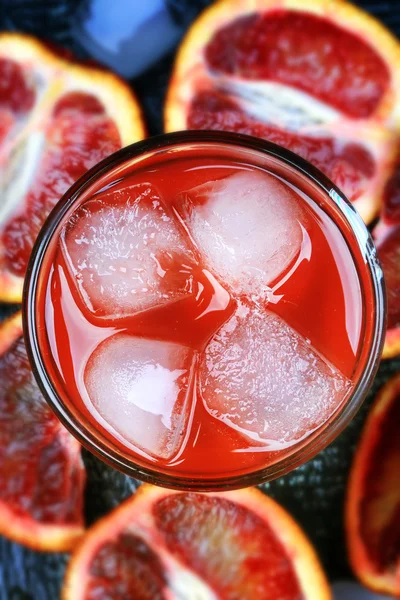 혈액 오렌지에서 신선한 주스 얼음 나무 레트로 시원한 여름 음료 — 스톡 사진