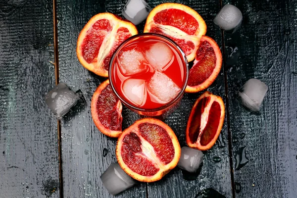 Jus frais d'oranges de sang glace en bois rétro boisson fraîche d'été — Photo