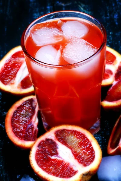 혈액 오렌지에서 신선한 주스 얼음 나무 레트로 시원한 여름 음료 — 스톡 사진