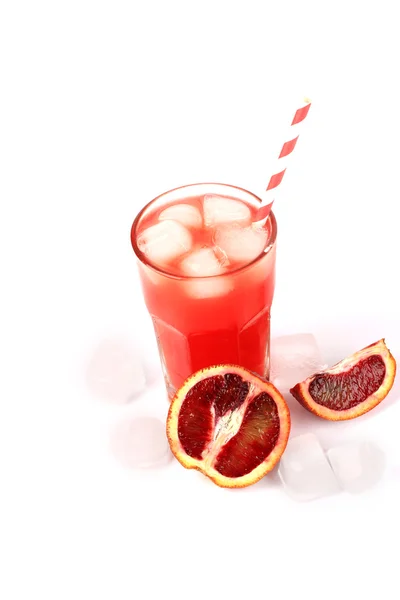 Taze sıkılmış suyu kan portakal buz ile gelen içki serinletici bir beyaz arka plan yaz — Stok fotoğraf