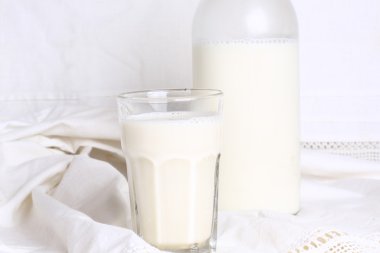 bardak süt şişesi beyaz keten zemin rustik tarzı Eko ürünler reklam