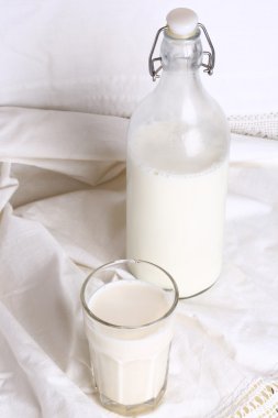 bardak süt şişesi beyaz keten zemin rustik tarzı Eko ürünler reklam
