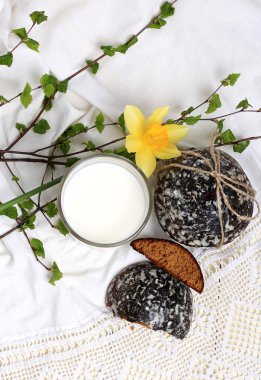 zencefil ve beyaz arka plan yemek vanilya rustik ev ile süt ve tatlı kek bardak