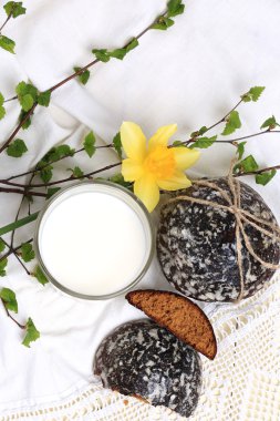 zencefil ve beyaz arka plan yemek vanilya rustik ev ile süt ve tatlı kek bardak