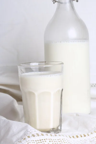 Glas Milchflasche weiß Leinen Hintergrund rustikalen Stil Werbung Öko-Produkte — Stockfoto