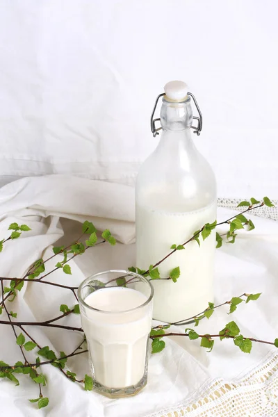 Vidro de garrafa de leite fundo de linho branco estilo rústico publicidade eco produtos — Fotografia de Stock