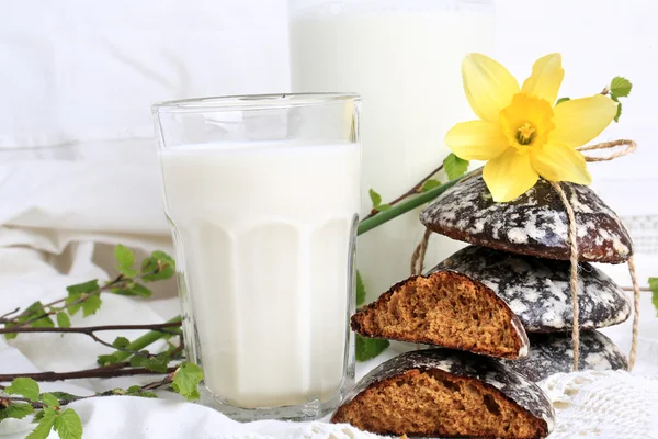 Glas Milch und süße Kuchen mit Ingwer und Vanille rustikale Hausmannskost weißen Hintergrund — Stockfoto